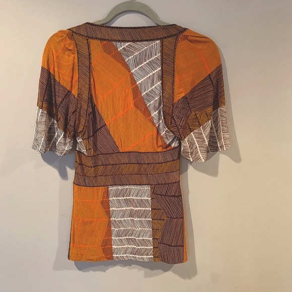 BCBGMAXAZRIA Form Flattering Fall Top - Picture 3 of 6